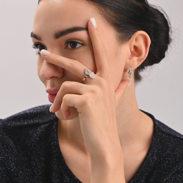 Серебряное кольцо с золотыми пластинками и фианитами