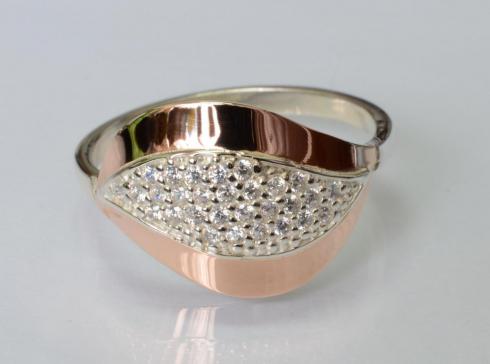 Серебряное кольцо с золотыми вставками и фианитами
