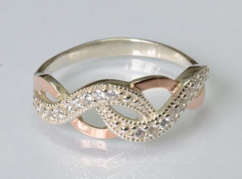 Серебряное кольцо с золотыми напайками и фианитами